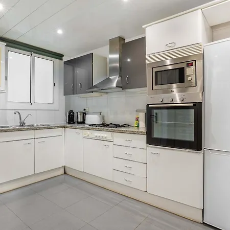 Elegant 3-bedroom In The Heart Of Bcn